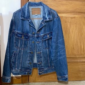 (M) American Eagle medium wash classic jean jacket.